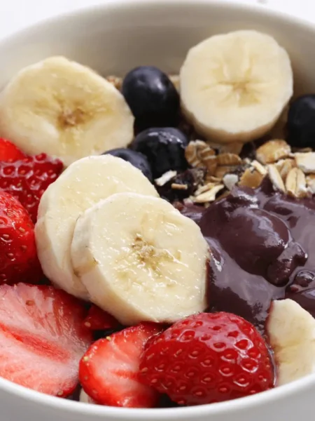 Bowl de açaí com granola e várias frutas