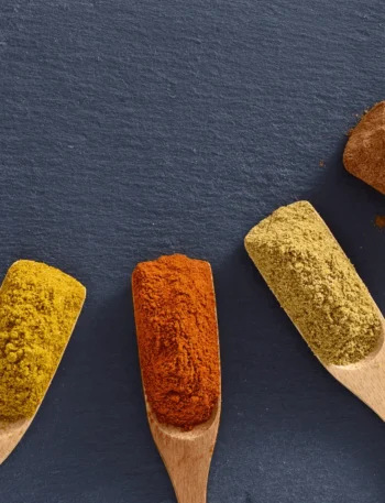 Colheres com temperos