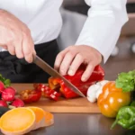 Homem cortando pimentão