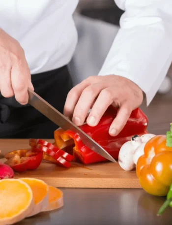 Homem cortando pimentão