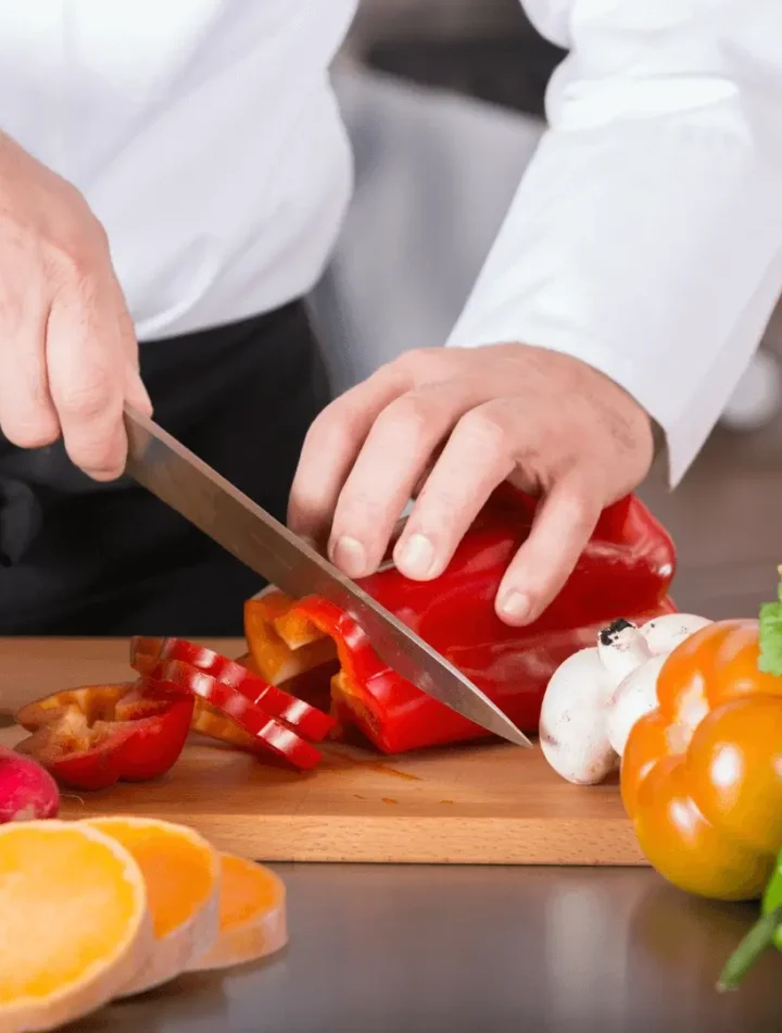 Homem cortando pimentão